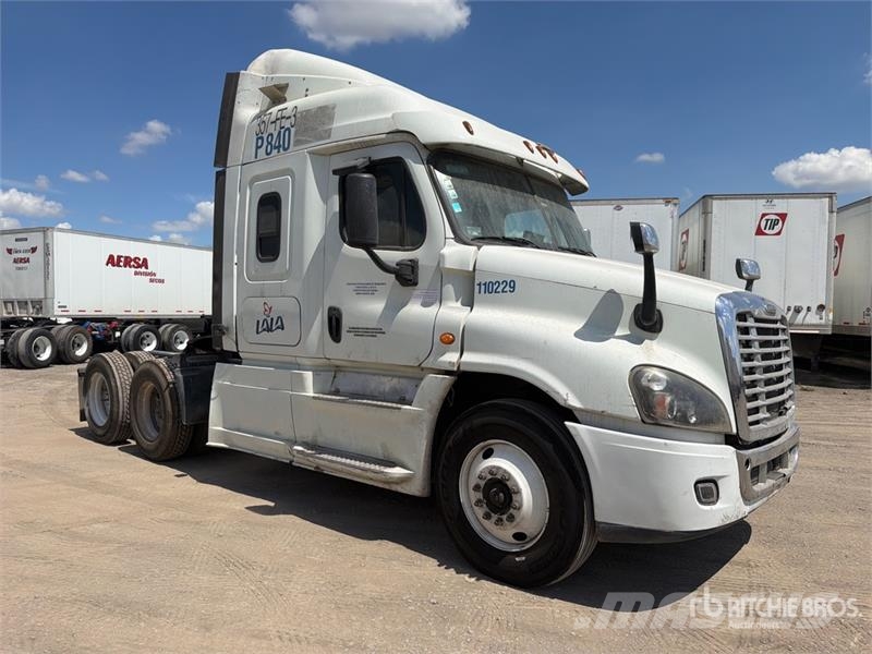 Freightliner Cascadia 125 6x4 Tractocamion con Dormitorio / T/A Cabezas tractoras
