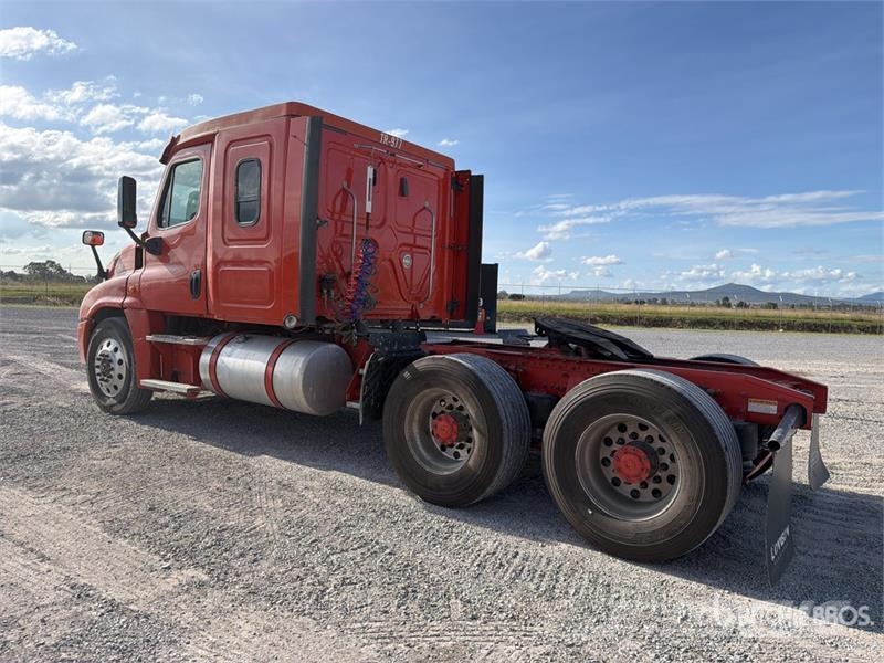 Freightliner Cascadia 125 6x4 Tractocamion con Dormitorio / T/A Tegljači