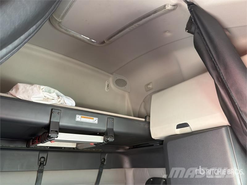 Freightliner Cascadia 126 6x4 Tractocamion con Dormitorio / T/A Tracteur routier