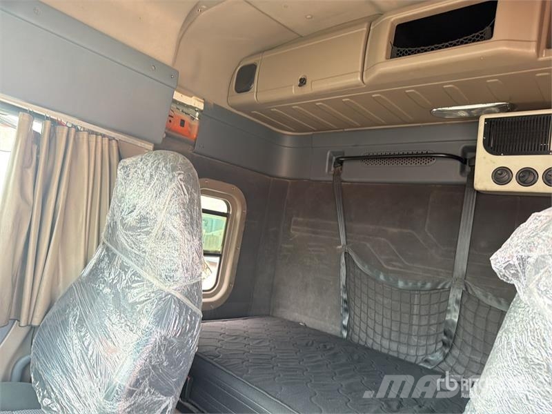 Freightliner Cascadia 125 6x4 Tractocamion con Dormitorio / T/A Motrici e Trattori Stradali