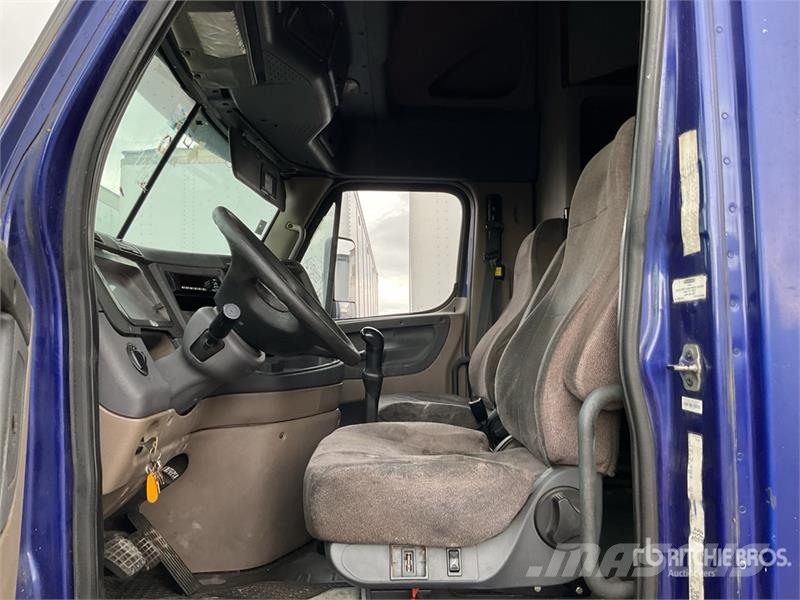 Freightliner Cascadia 6x4 Tractocamion con Dormitorio / T/A Sle Vilcēji