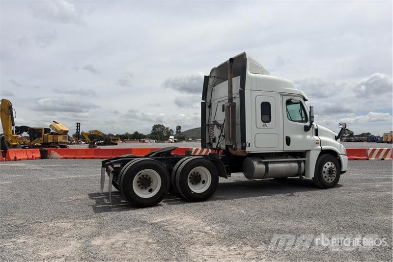 Freightliner Cascadia 125 6x4 Tractocamion con Dormitorio / T/A Влекачи