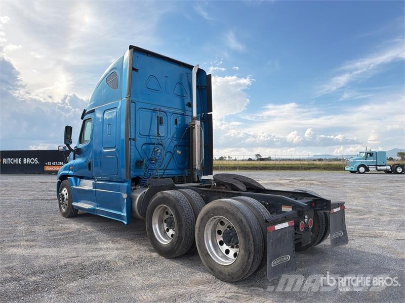 Freightliner Cascadia 125 6x4 Tractocamion con Dormitorio / T/A Nyergesvontatók