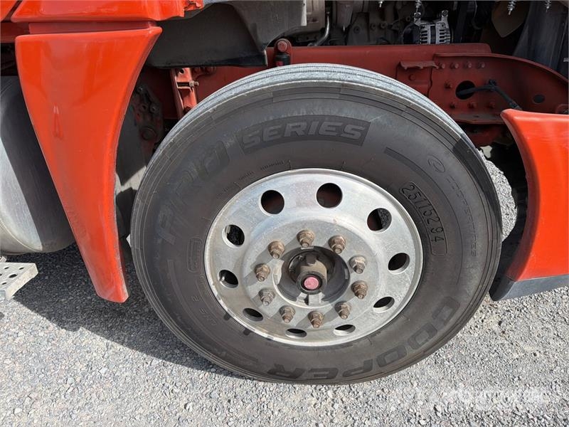 Freightliner Cascadia 125 6x4 Tractocamion con Dormitorio / T/A Nyergesvontatók