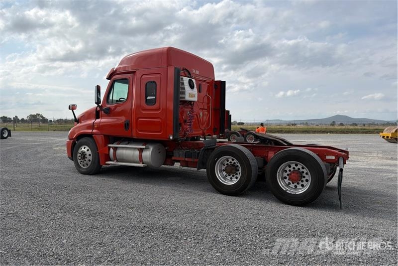 Freightliner Cascadia 125 6x4 Tractocamion con Dormitorio / T/A Motrici e Trattori Stradali