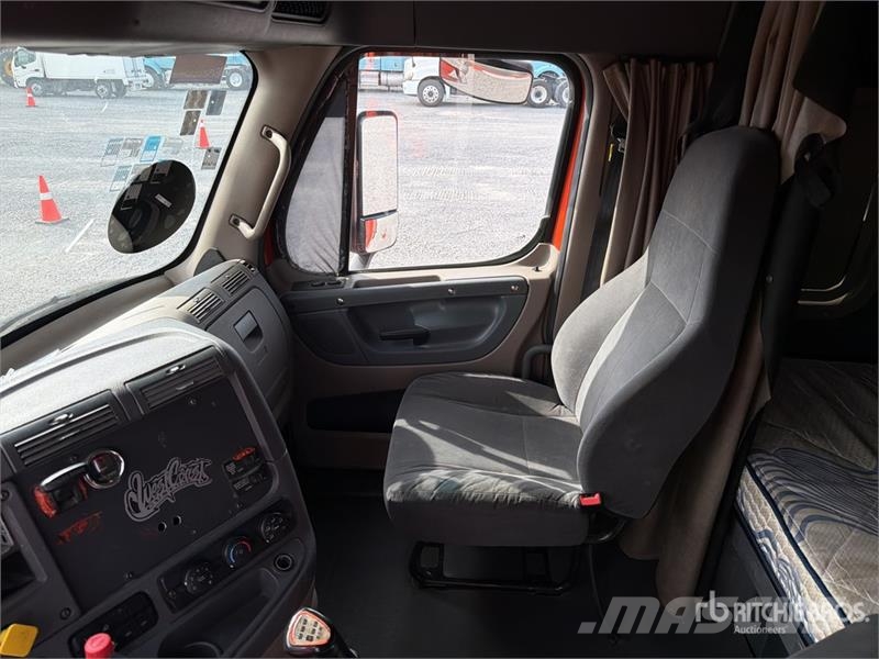 Freightliner Cascadia 125 6x4 Tractocamion con Dormitorio / T/A Nyergesvontatók