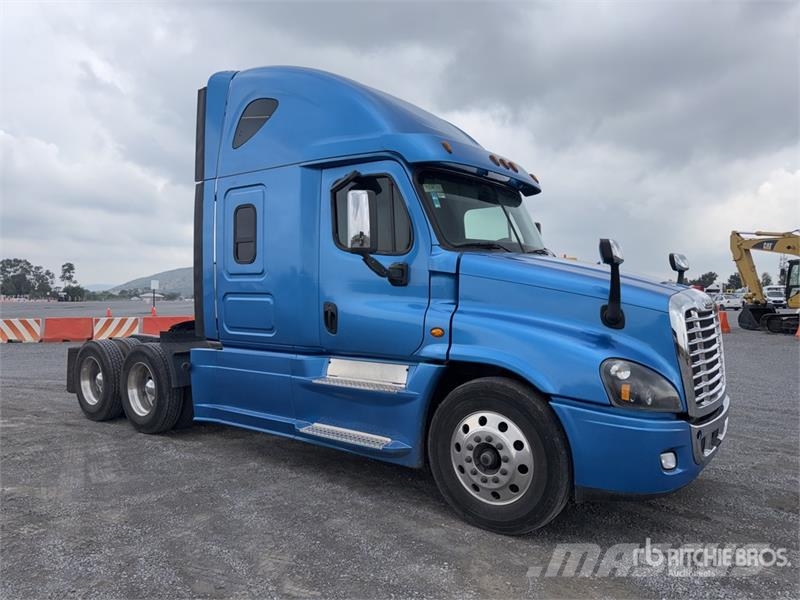 Freightliner Cascadia 125 6x4 Tractocamion con Dormitorio / T/A Nyergesvontatók