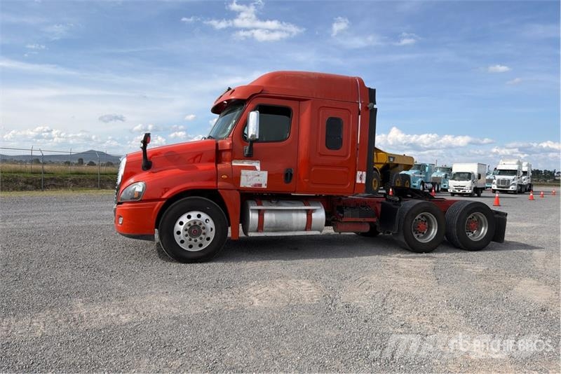 Freightliner Cascadia 125 6x4 Tractocamion con Dormitorio / T/A Nyergesvontatók