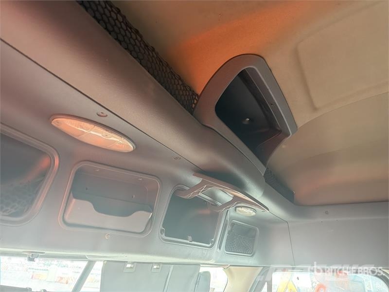 Freightliner Cascadia 125 6x4 Tractocamion con Dormitorio (SOLO Vilcēji