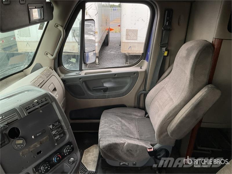 Freightliner Cascadia 6x4 Tractocamion con Dormitorio / T/A Sle Vilcēji