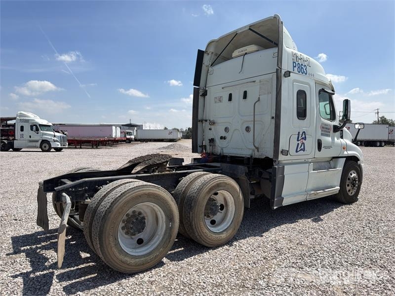 Freightliner Cascadia 125 6x4 Tractocamion con Dormitorio / T/A Cabezas tractoras