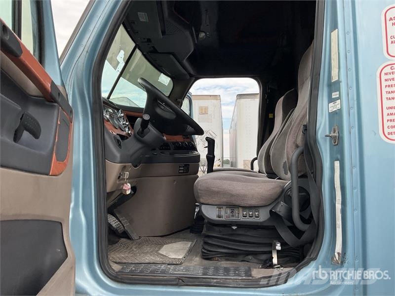 Freightliner Cascadia 6x4 Tractocamion con Dormitorio / T/A Sle Naudoti vilkikai