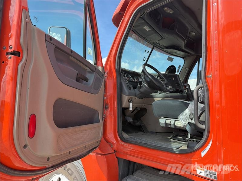 Freightliner Cascadia 125 6x4 Tractocamion con Dormitorio / T/A Tegljači