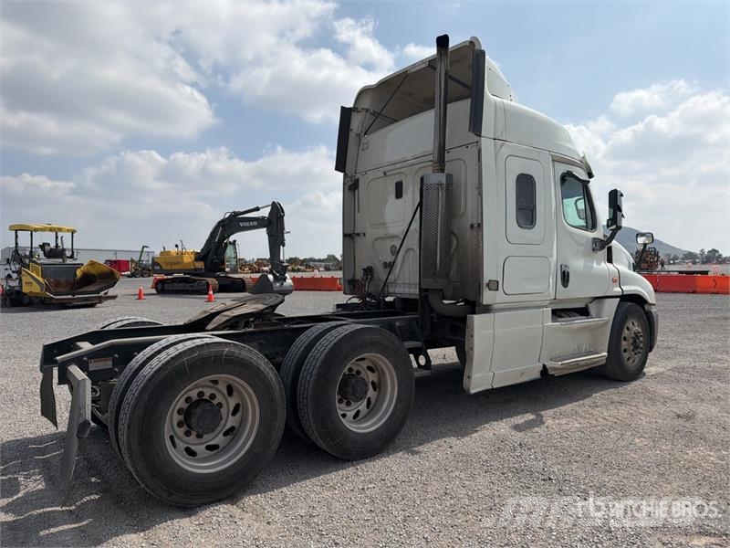Freightliner Cascadia 125 6x4 Tractocamion con Dormitorio / T/A Тягачі