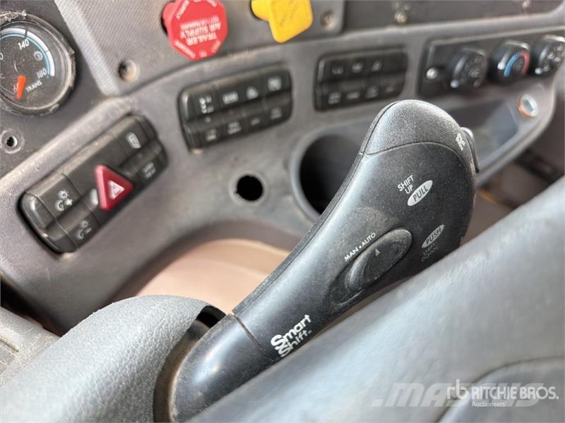 Freightliner Cascadia 125 6x4 Tractocamion con Dormitorio / T/A Cabezas tractoras