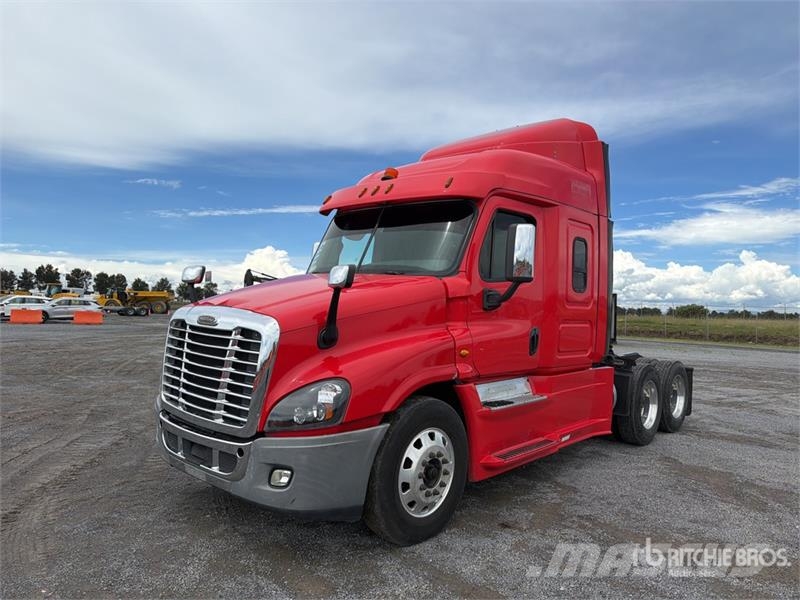 Freightliner Cascadia 125 6x4 Tractocamion con Dormitorio / T/A Nyergesvontatók