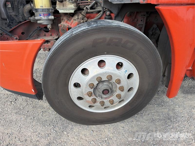 Freightliner Cascadia 125 6x4 Tractocamion con Dormitorio / T/A Tegljači