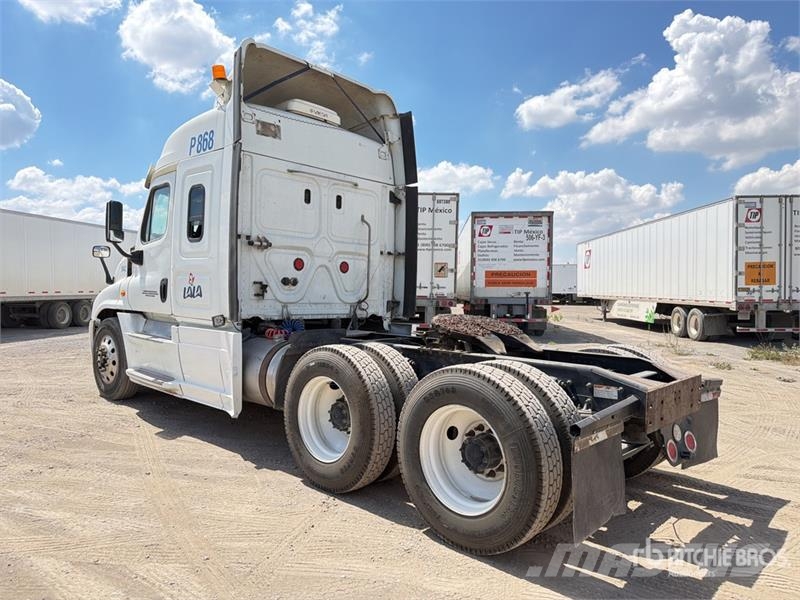 Freightliner Cascadia 125 6x4 Tractocamion con Dormitorio / T/A Cabezas tractoras