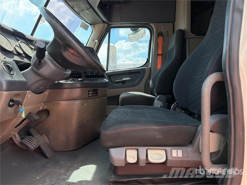 Freightliner Cascadia 125 6x2 Tractocamion con Dormitorio / T/A Cabezas tractoras