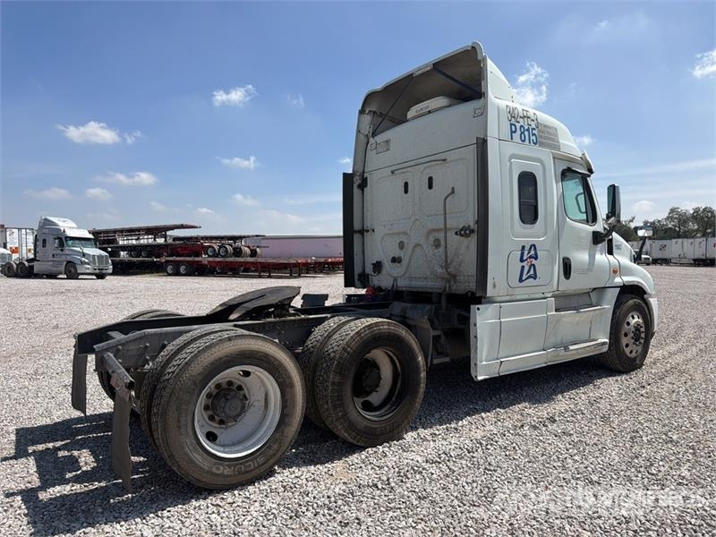 Freightliner Cascadia 125 6x4 Tractocamion con Dormitorio / T/A Cabezas tractoras