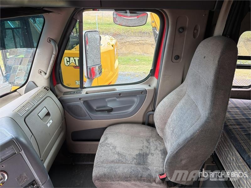 Freightliner Cascadia 125 6x4 Tractocamion con Dormitorio / T/A Nyergesvontatók
