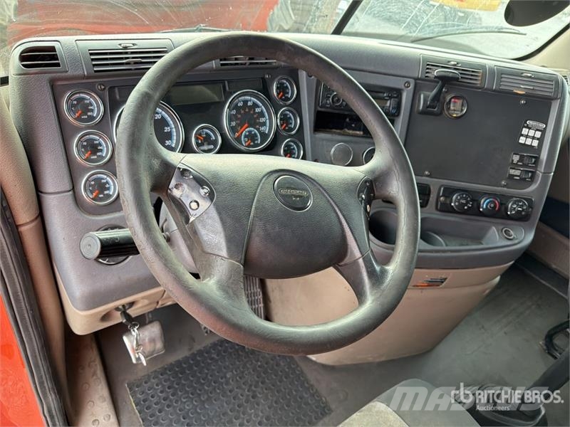 Freightliner Cascadia 125 6x4 Tractocamion con Dormitorio / T/A Nyergesvontatók