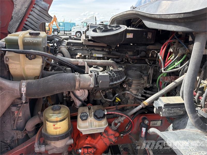 Freightliner Cascadia 125 6x4 Tractocamion con Dormitorio / T/A Nyergesvontatók