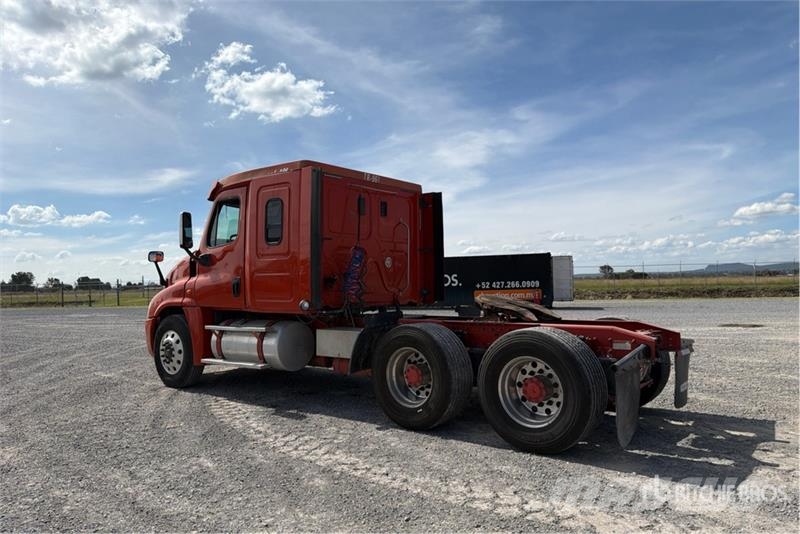 Freightliner Cascadia 125 6x4 Tractocamion con Dormitorio / T/A Nyergesvontatók