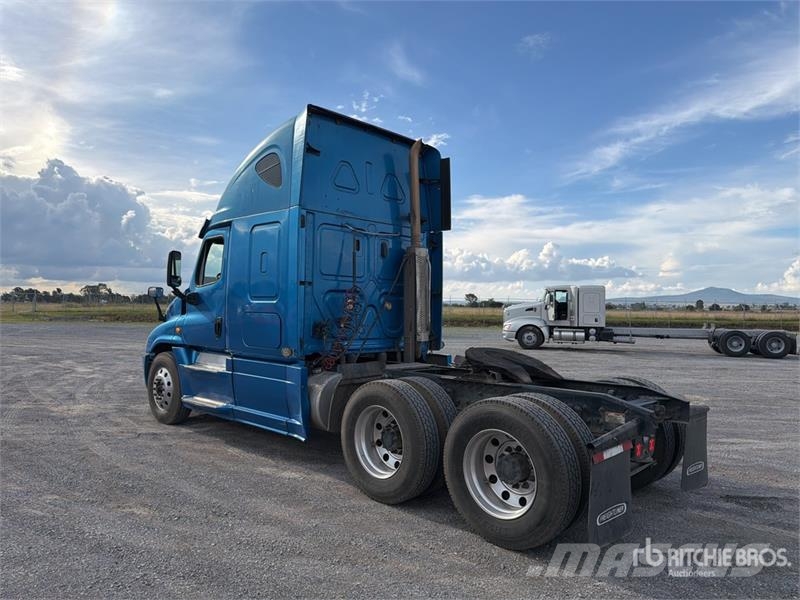 Freightliner Cascadia 125 6x4 Tractocamion con Dormitorio / T/A Седельные тягачи