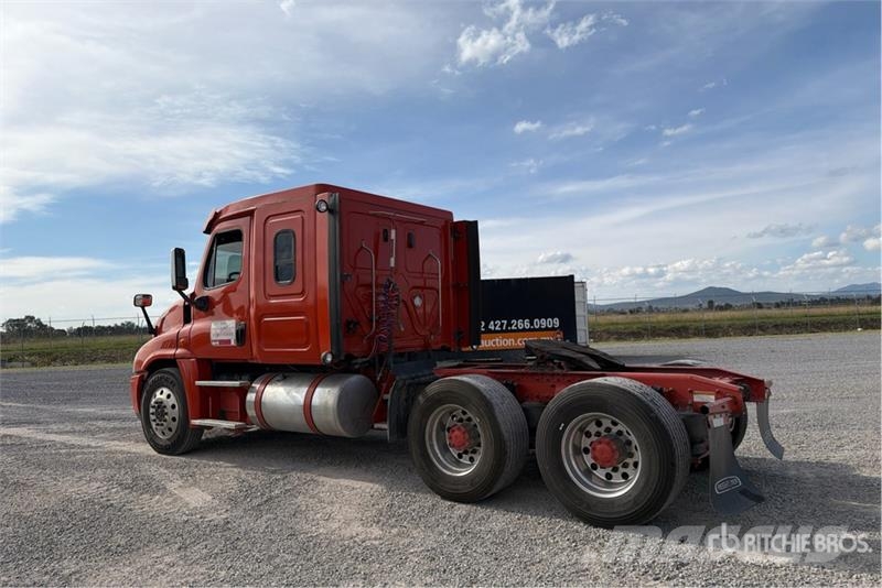 Freightliner Cascadia 125 6x4 Tractocamion con Dormitorio / T/A Nyergesvontatók