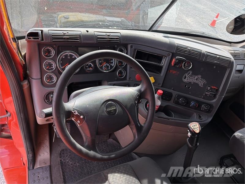 Freightliner Cascadia 125 6x4 Tractocamion con Dormitorio / T/A Nyergesvontatók