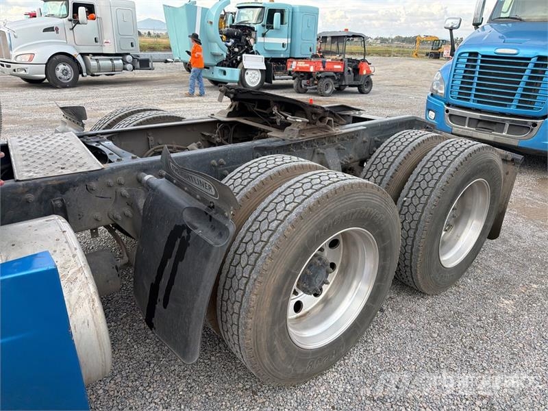 Freightliner Cascadia 125 6x4 Tractocamion con Dormitorio / T/A Седельные тягачи