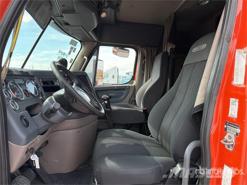 Freightliner Cascadia 125 6x4 Tractocamion con Dormitorio / T/A Nyergesvontatók