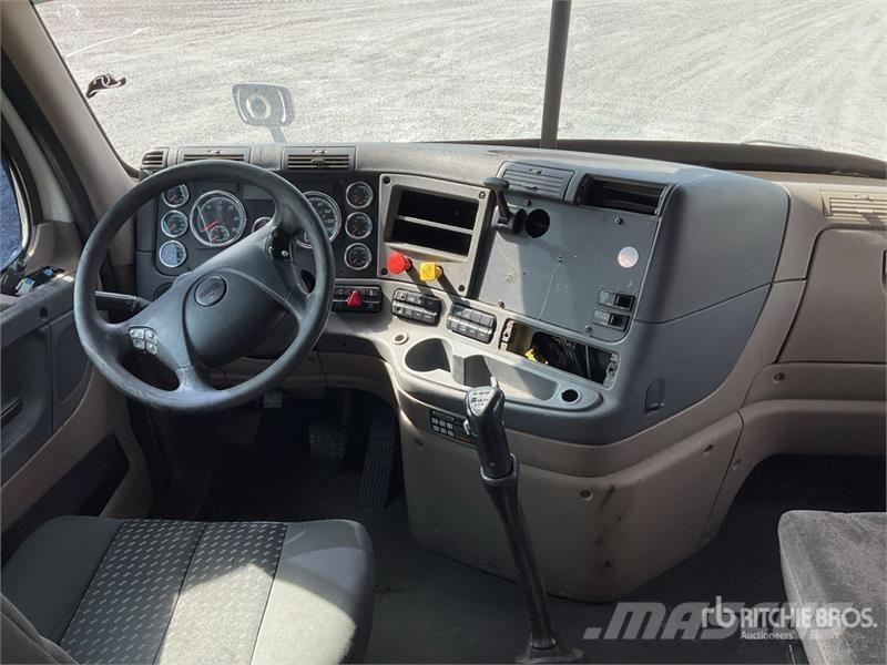 Freightliner Cascadia 125 6x4 Tractocamion con Dormitorio / T/A Tegljači