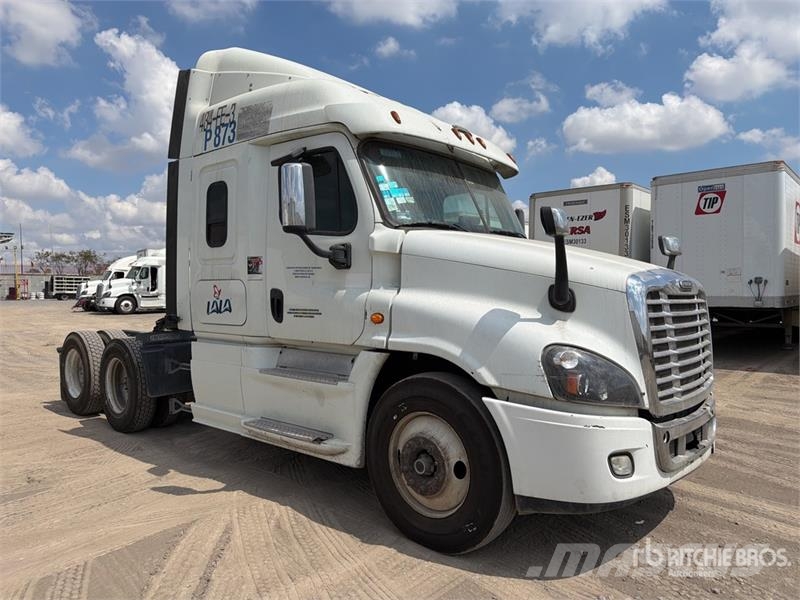 Freightliner Cascadia 125 6x4 Tractocamion con Dormitorio / T/A Cabezas tractoras