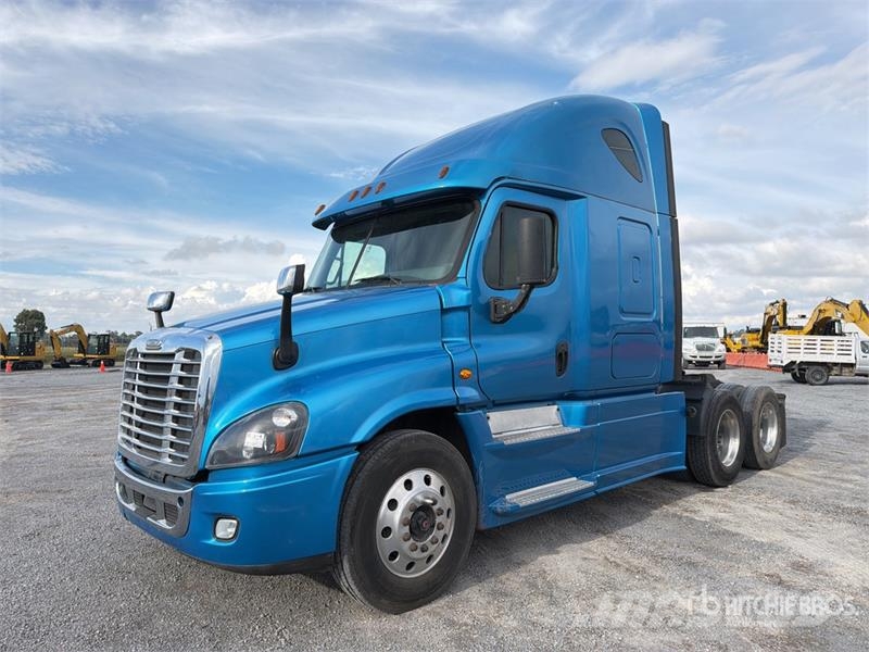 Freightliner Cascadia 125 6x4 Tractocamion con Dormitorio / T/A Nyergesvontatók