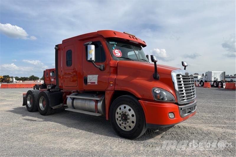 Freightliner Cascadia 125 6x4 Tractocamion con Dormitorio / T/A Nyergesvontatók