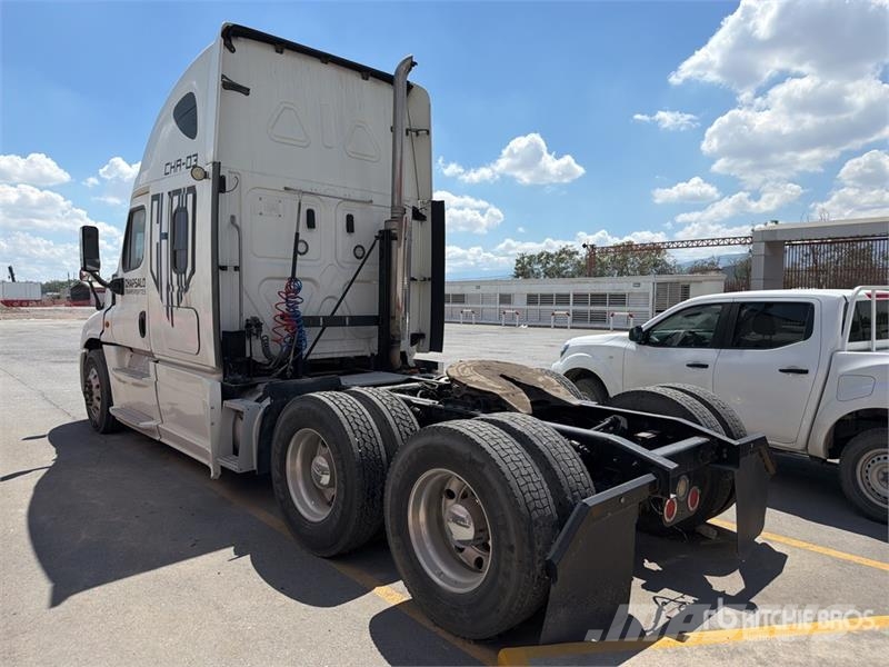 Freightliner Cascadia 125 6x2 Tractocamion con Dormitorio / T/A Cabezas tractoras