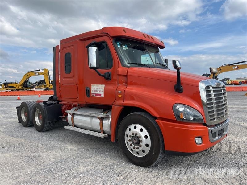 Freightliner Cascadia 125 6x4 Tractocamion con Dormitorio / T/A Motrici e Trattori Stradali