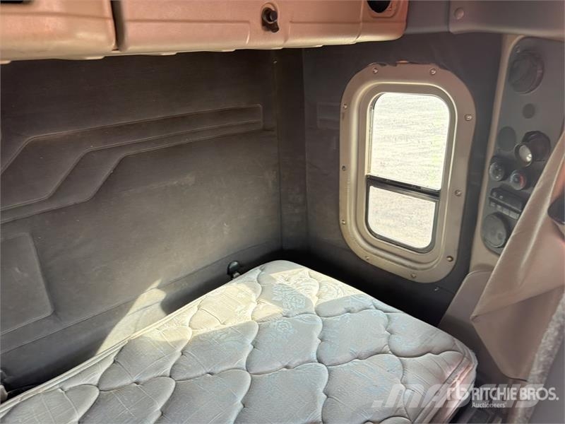 Freightliner Cascadia 125 6x4 Tractocamion con Dormitorio / T/A Tegljači