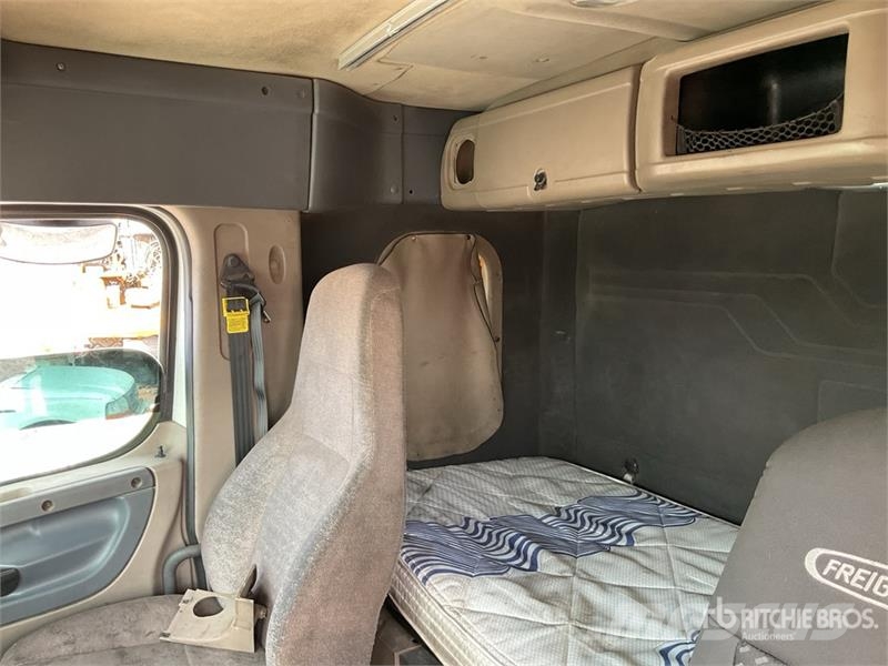 Freightliner Cascadia 125 6x4 Tractocamion con Dormitorio / T/A Tegljači