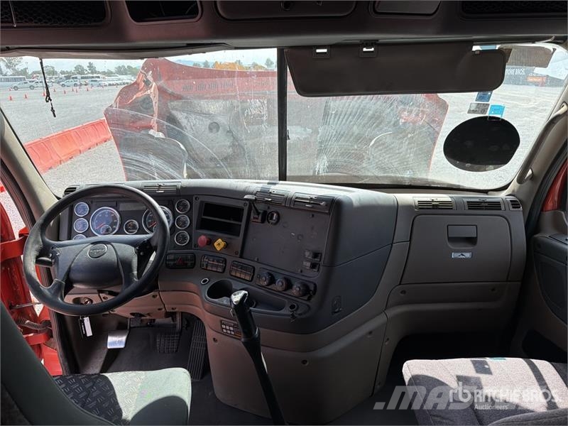 Freightliner Cascadia 125 6x4 Tractocamion con Dormitorio / T/A Nyergesvontatók