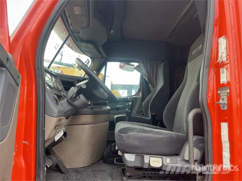 Freightliner Cascadia 125 6x4 Tractocamion con Dormitorio / T/A Motrici e Trattori Stradali