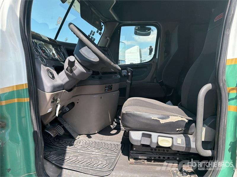 Freightliner Cascadia 125 6x4 Tractocamion con Dormitorio / T/A Cabezas tractoras