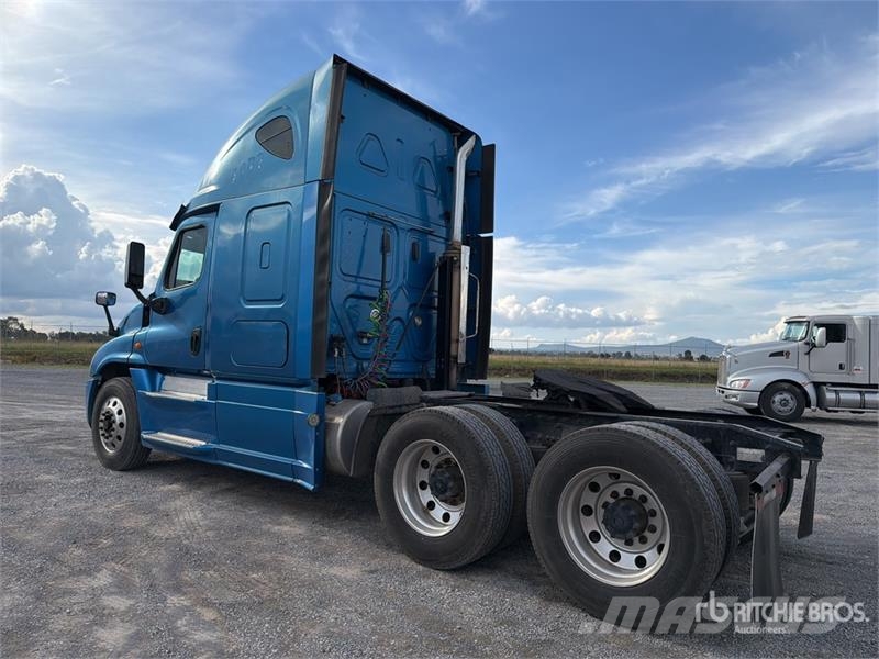 Freightliner Cascadia 125 6x4 Tractocamion con Dormitorio / T/A Nyergesvontatók