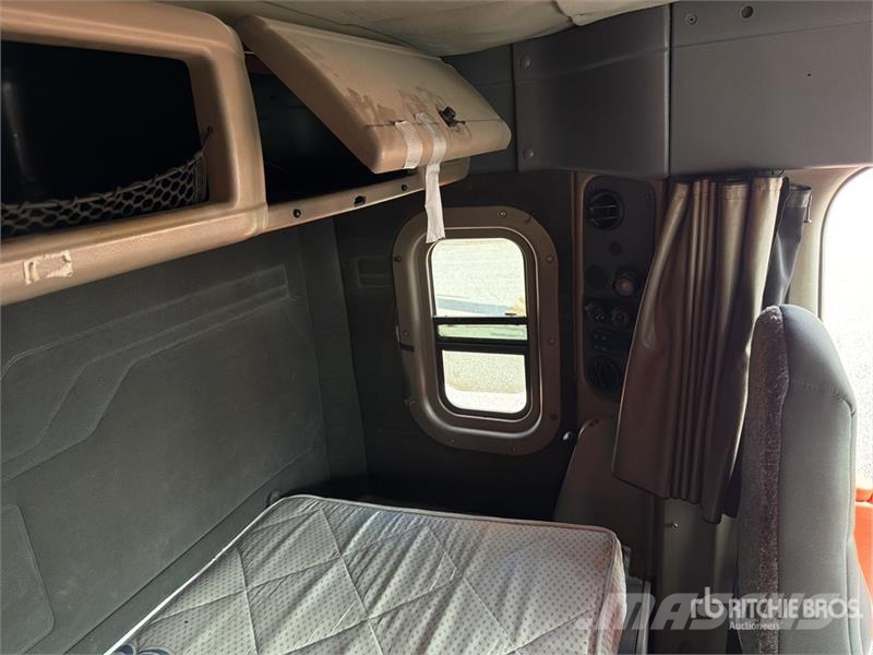 Freightliner Cascadia 125 6x4 Tractocamion con Dormitorio / T/A Nyergesvontatók