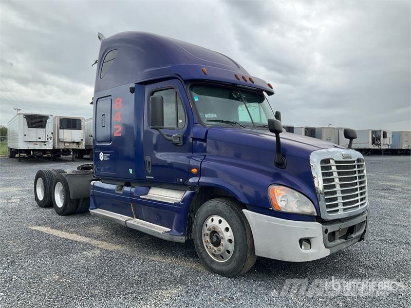 Freightliner Cascadia 6x4 Tractocamion con Dormitorio / T/A Sle Vilcēji