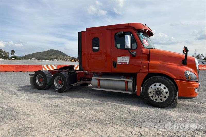 Freightliner Cascadia 125 6x4 Tractocamion con Dormitorio / T/A Nyergesvontatók