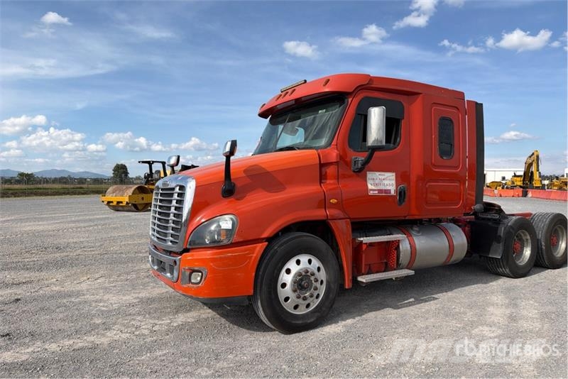 Freightliner Cascadia 125 6x4 Tractocamion con Dormitorio / T/A Nyergesvontatók