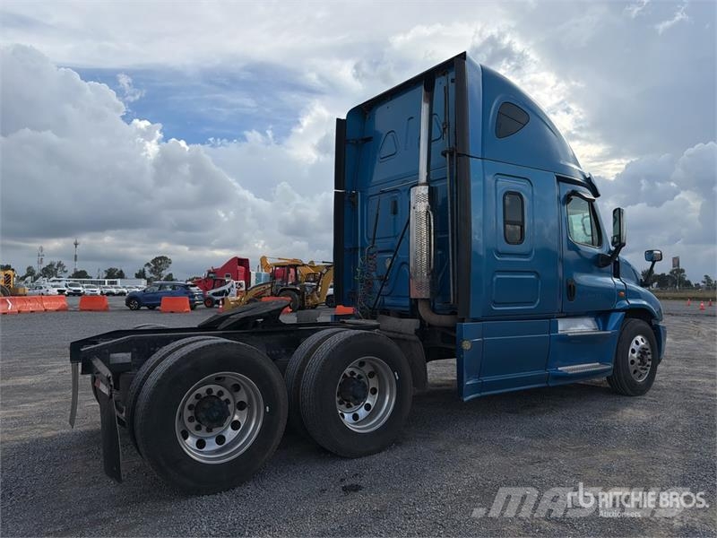 Freightliner Cascadia 125 6x4 Tractocamion con Dormitorio / T/A Nyergesvontatók